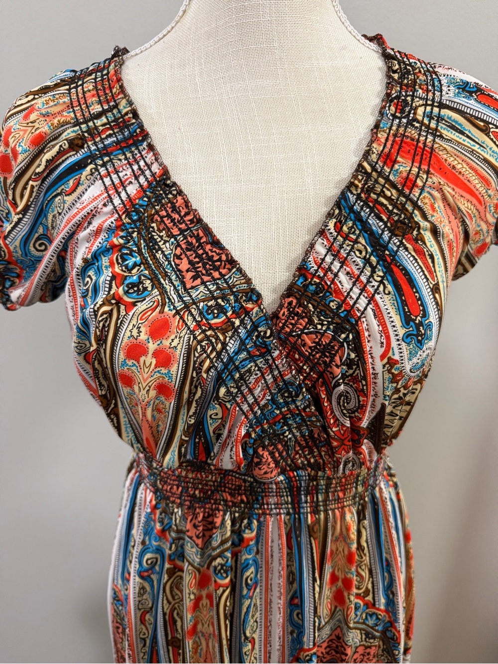 V-Neck Boho Maxi Dress in Multicolor Paisley with Smocked Waist. Size L - Picture 3 of 6